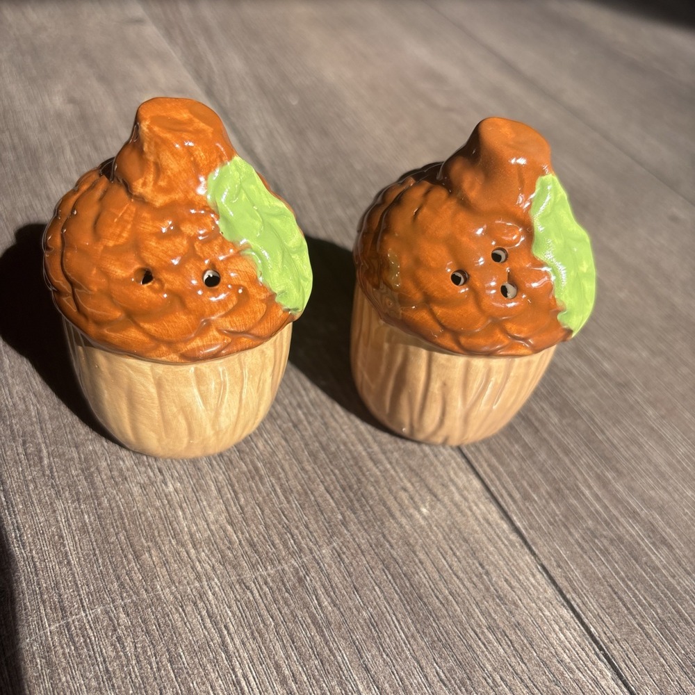 Vintage Stoneware FALL ACORNS THANKSGIVING Salt Pepper Shakers Set Cottage